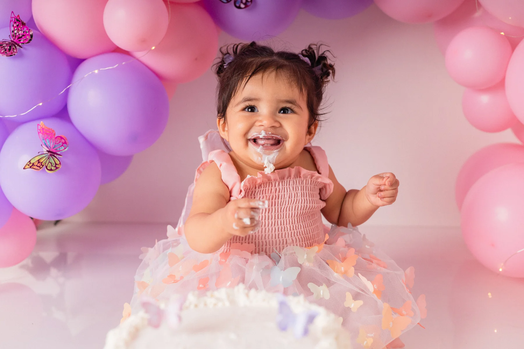 Bebê com bolo em cenário rosa de Smash the Cake