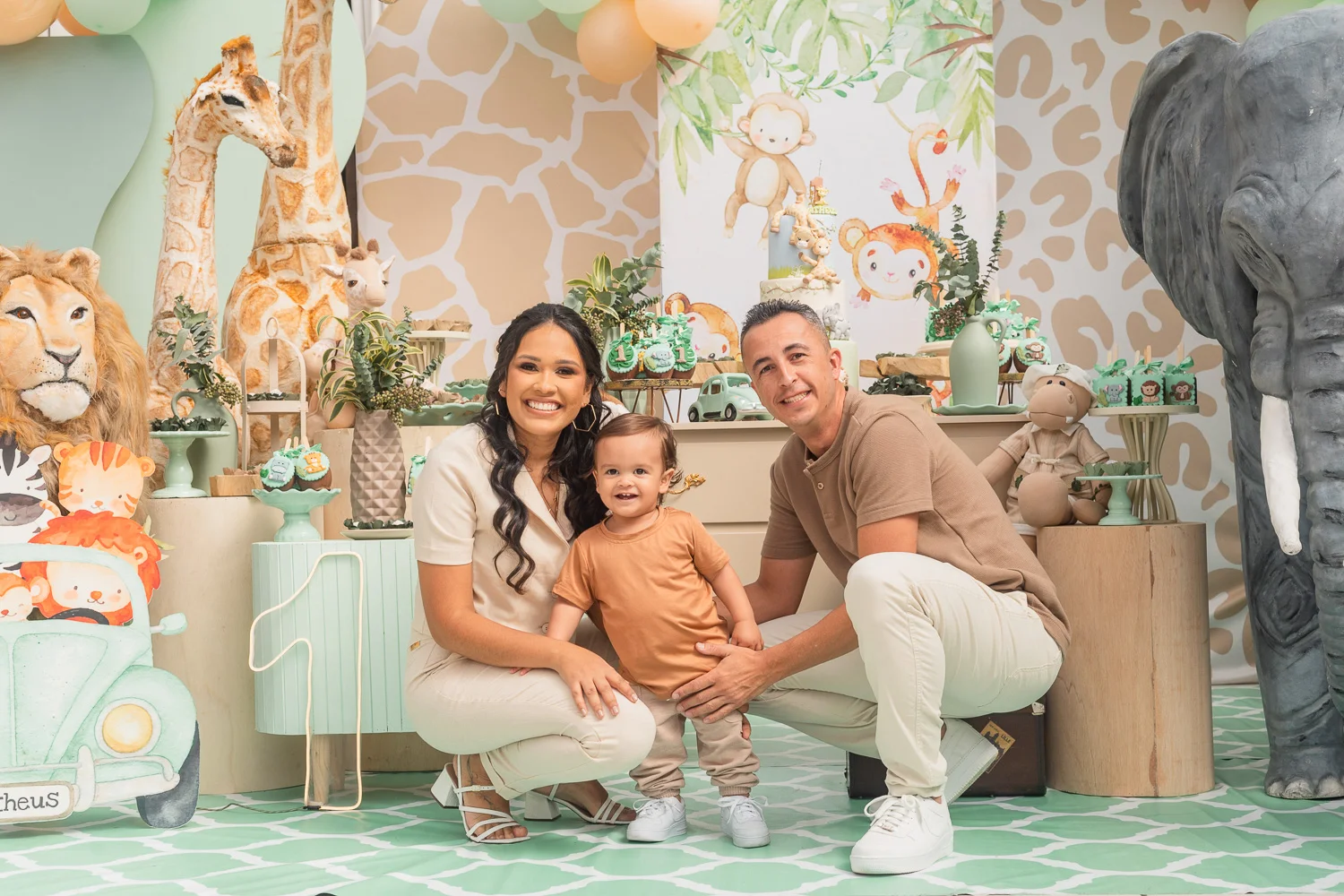 Família reunida em festa infantil com decoração de animais
