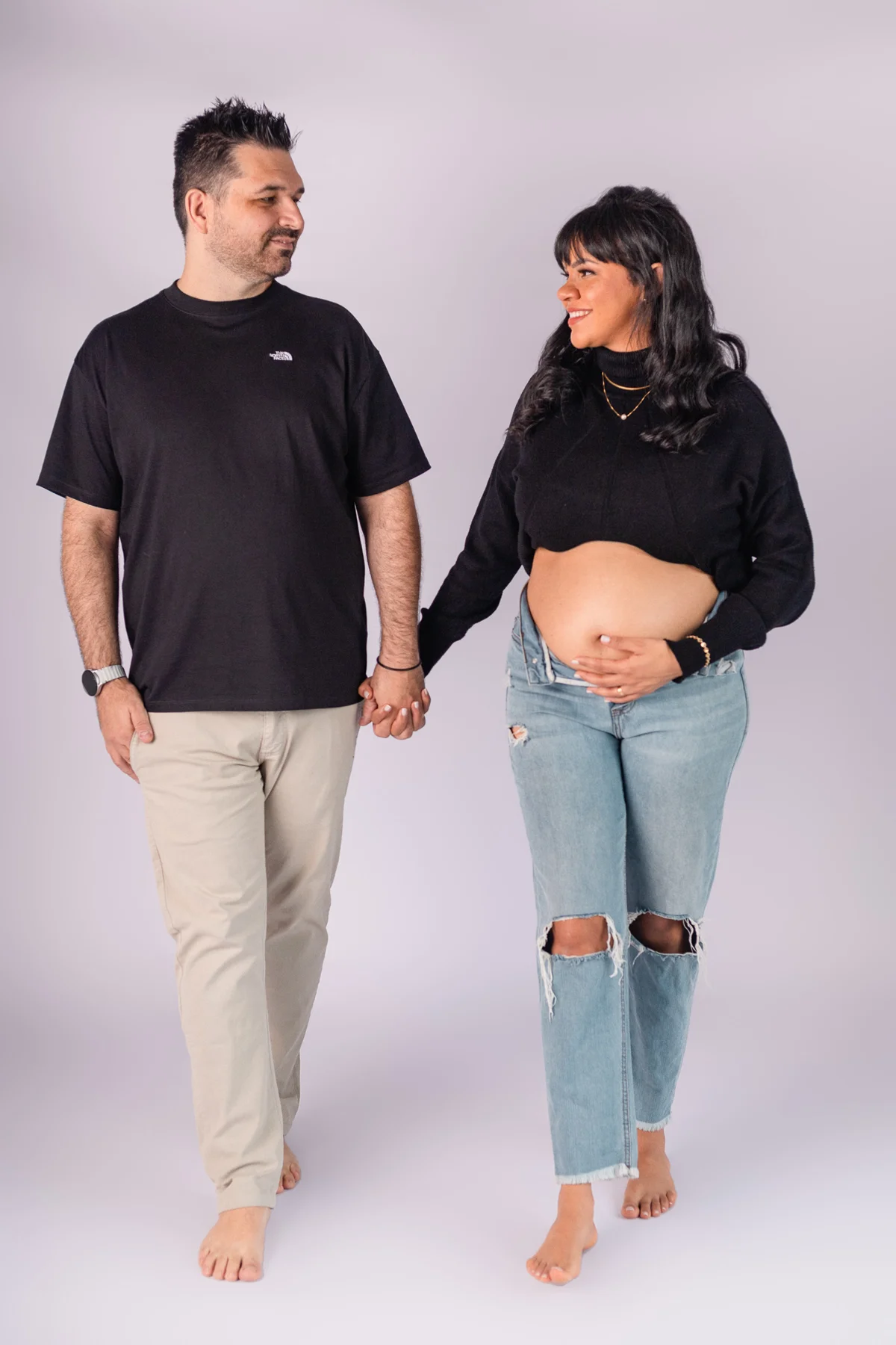 Casal em ensaio de gestante no estúdio